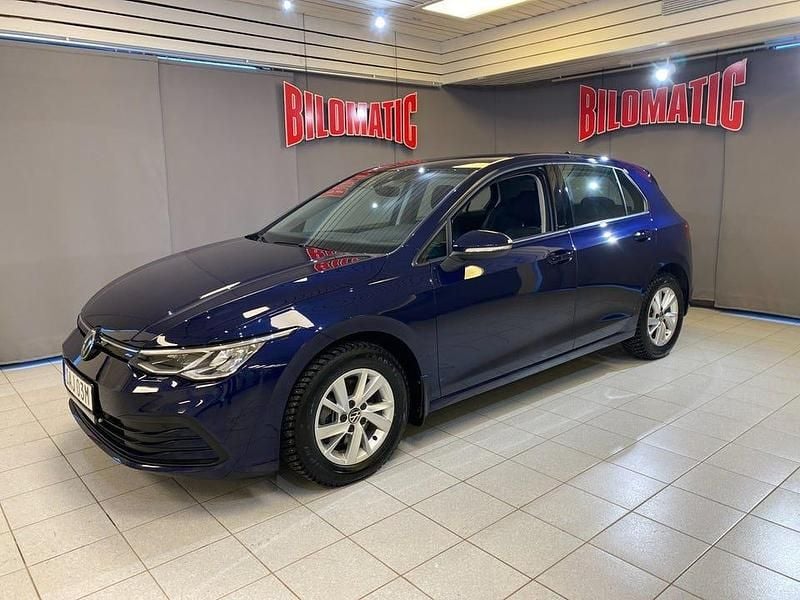 Begagnad VW Golf VIII 131 HK (96 kW) 2023 Atlantic blå metallic Halvkombi