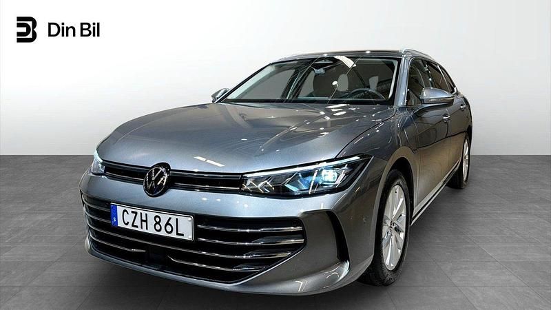 Mörkgrå Begagnad 2024 VW Passat Business Kombi | 469 900 kr - Bild 1/4