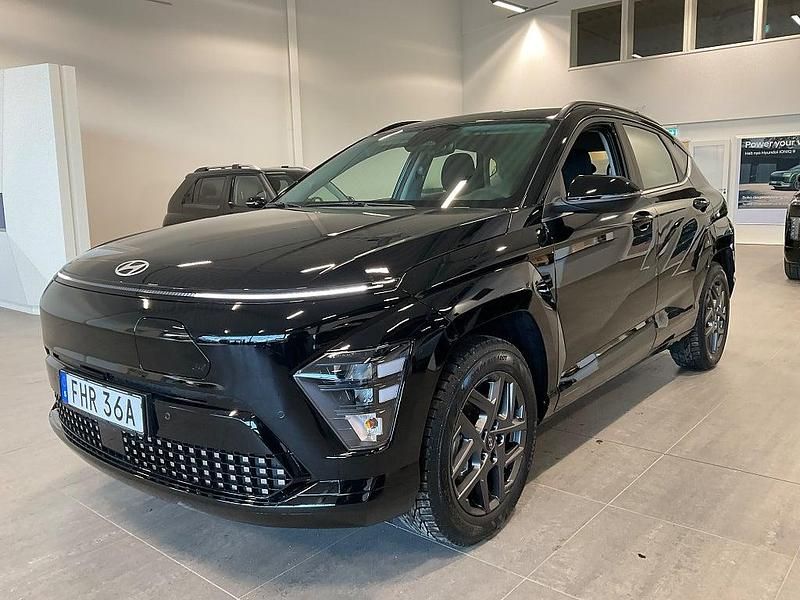 Svart Ny 2026 Hyundai Kona Essential SUV | 484 900 kr (Lite dyr) - Bild 1/4