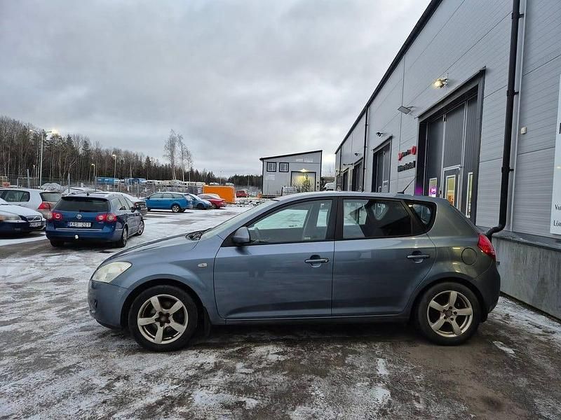 Begagnad Kia Ceed EX 122 HK (89 kW) 2007 Blå Halvkombi