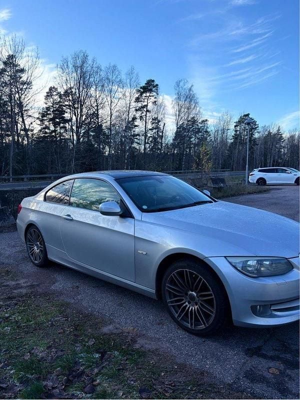 Grå Begagnad 2010 BMW 320 Comfort Edition Sportkupé | 81 999 kr (Marknadspris) - Bild 1/4
