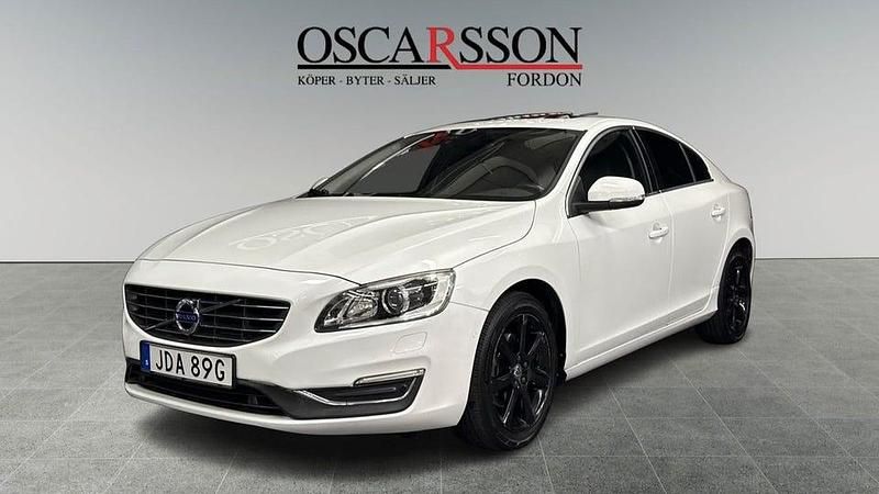 Vit Begagnad 2017 Volvo S60 Sedan | 179 900 kr (Marknadspris) - Bild 1/4