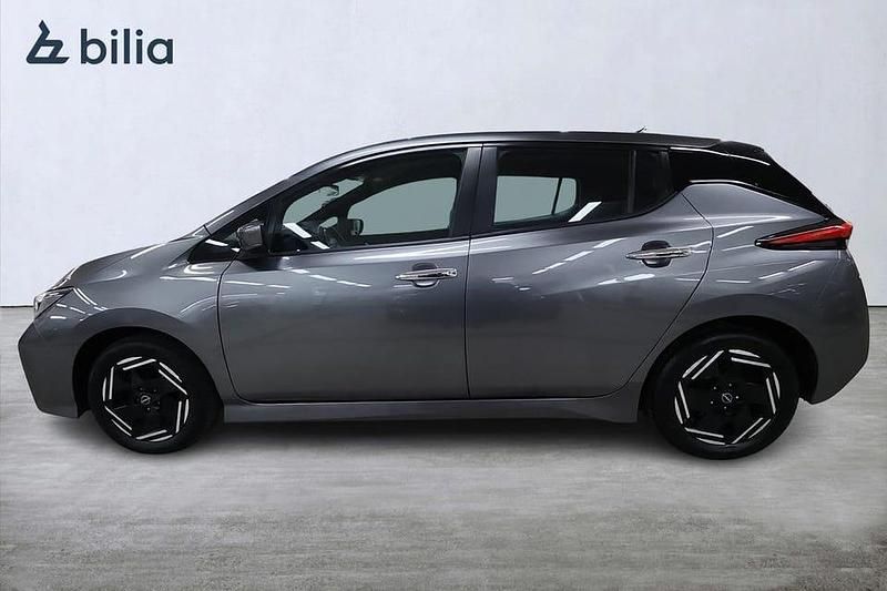 Begagnad Nissan Leaf Acenta 111 kW (151 HK) 2023 Grå Halvkombi