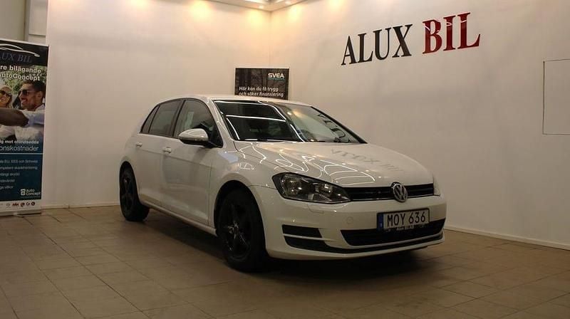 Vit Begagnad 2015 VW Golf VII Sport | 129 900 kr (Marknadspris) - Bild 1/4