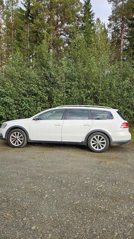 Vit Begagnad 2013 VW Passat Kombi | 110 000 kr (Lite dyr) - Bild 1/4