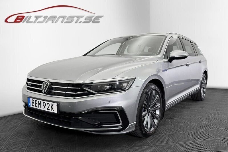 Silver Begagnad 2023 VW Passat GTE Kombi | 369 900 kr (Lite dyr) - Bild 1/4