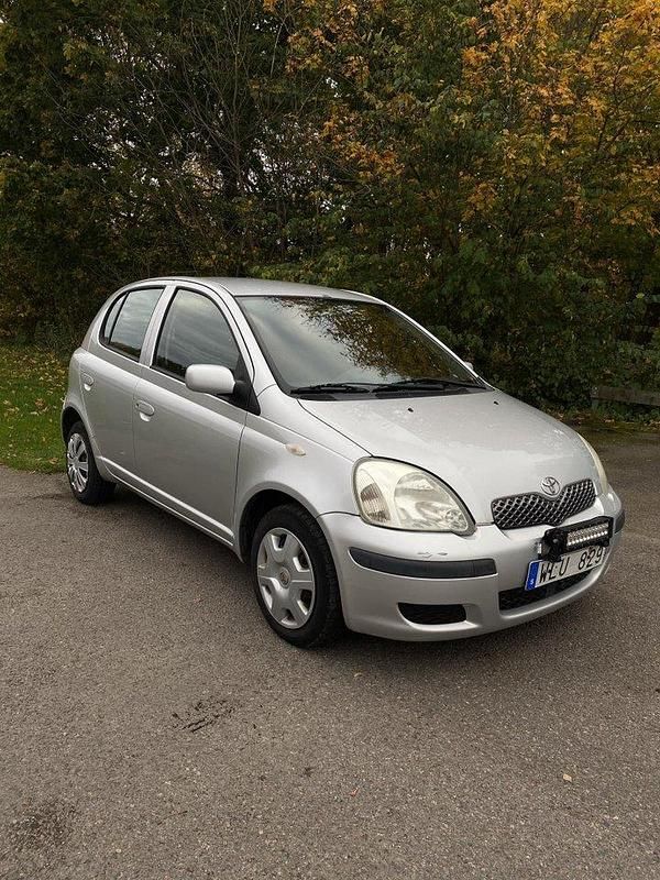 Silver Begagnad 2005 Toyota Yaris Halvkombi | 17 500 kr (Marknadspris) - Bild 1/4