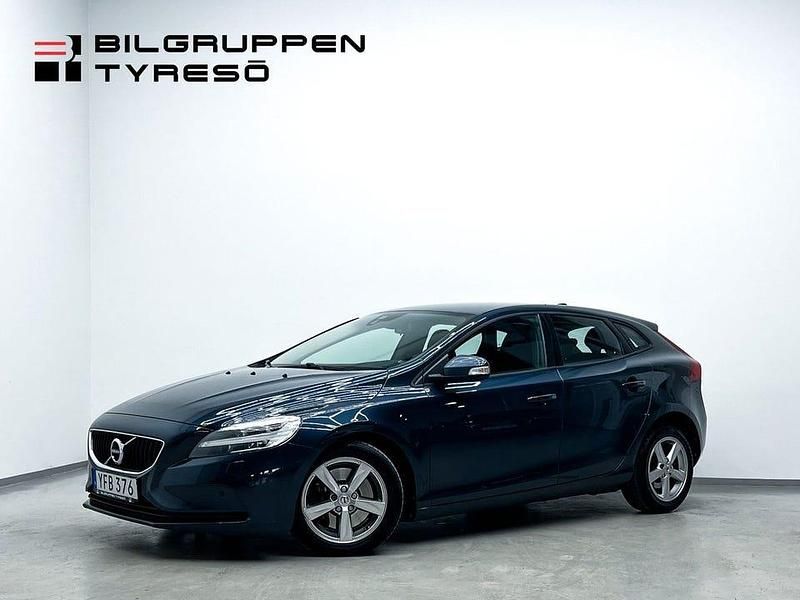 Mörkblå (blå) Begagnad 2017 Volvo V40 Kombi | 129 900 kr (Marknadspris) - Bild 1/4