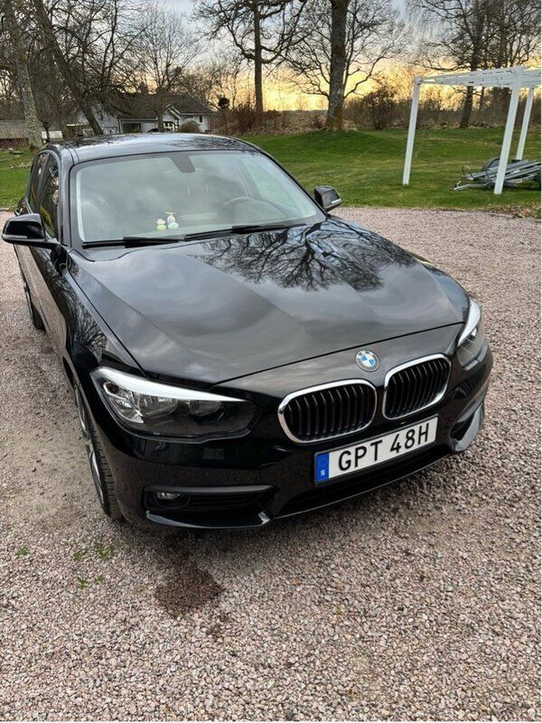 Svart Begagnad 2017 BMW 118 Advantage Halvkombi | 125 000 kr (Superpris) - Bild 1/4