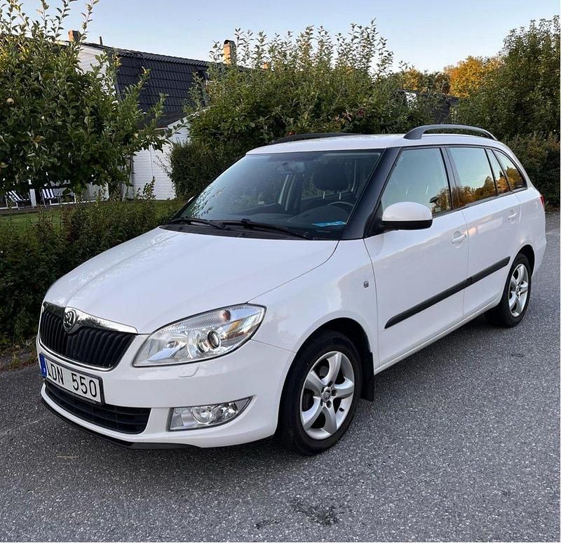Vit Begagnad 2013 Skoda Fabia Elegance Kombi | 39 500 kr (Marknadspris) - Bild 1/4