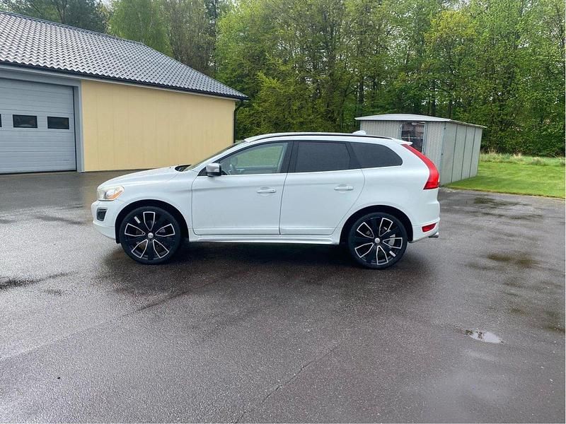 Vit Begagnad 2012 Volvo XC60 R-Design SUV | 129 900 kr (Marknadspris) - Bild 1/4