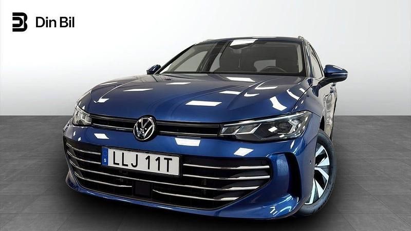 Blå Begagnad 2024 VW Passat Kombi | 349 900 kr (Dyr) - Bild 1/4