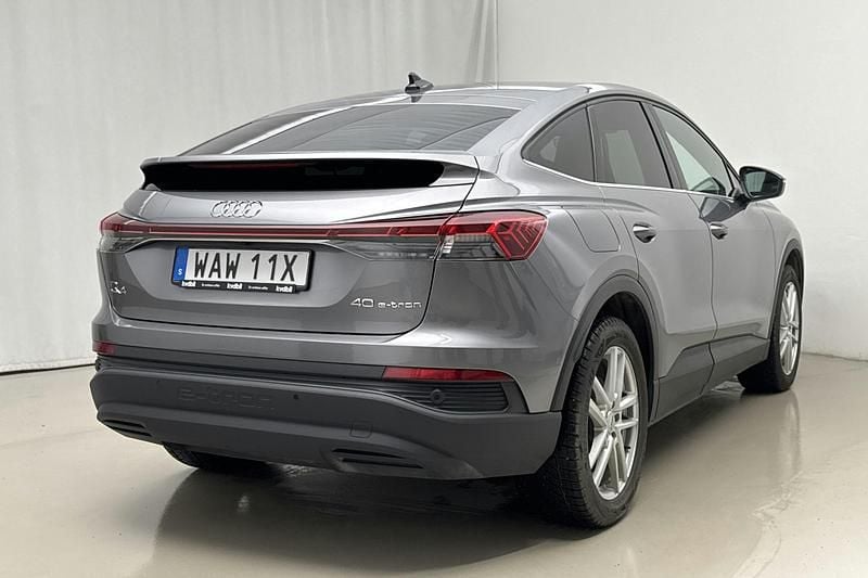 Begagnad Audi Q4 Sportback e-tron Advanced 150 kW (204 HK) 2024 Grå SUV