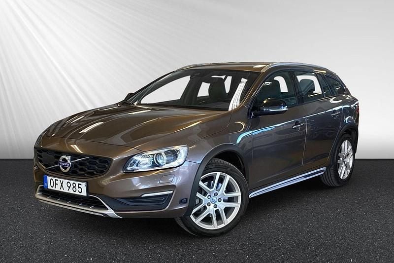 Brun Begagnad 2016 Volvo V60 CC Summum Kombi | 194 400 kr (Marknadspris) - Bild 1/4