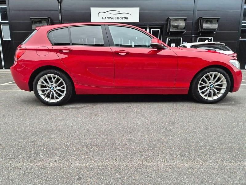 Röd Begagnad 2012 BMW 118 Sport Line Halvkombi | 139 900 kr (Marknadspris) - Bild 1/4