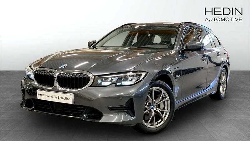 Grå (grey) Begagnad 2022 BMW 330e Sport Line Kombi | 328 700 kr (Bra pris) - Bild 1/4
