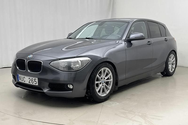 Grå Begagnad 2012 BMW 116 Halvkombi | 62 000 kr (Marknadspris) - Bild 1/4