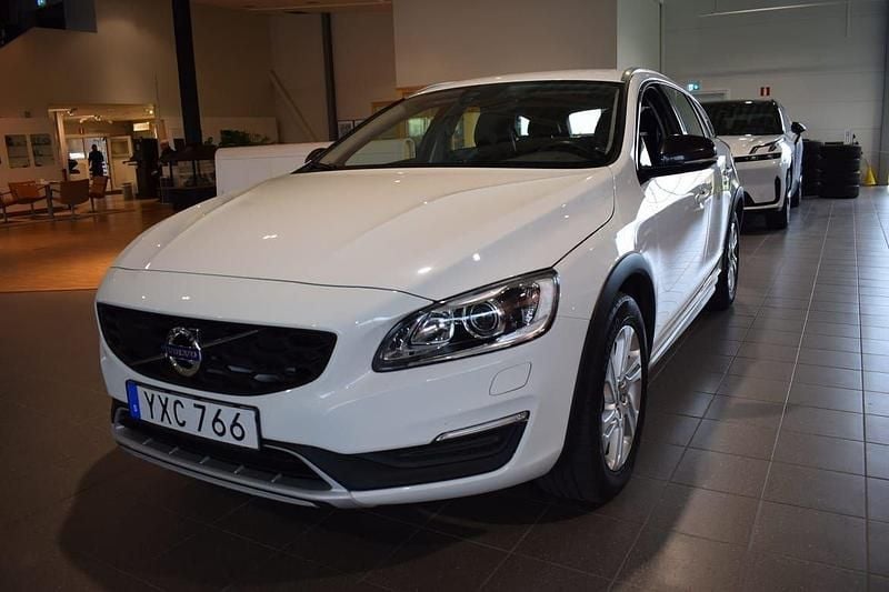 Vit Begagnad 2018 Volvo V60 CC Standard Kombi | 189 000 kr (Marknadspris) - Bild 1/4