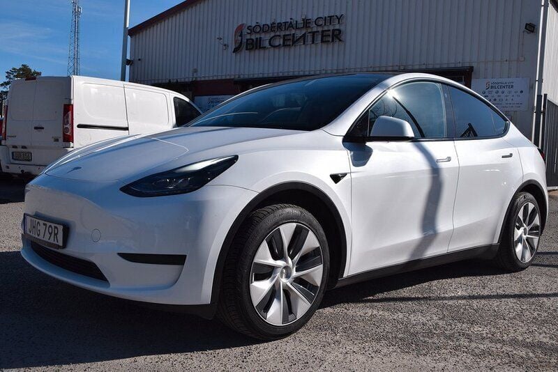 Vit Begagnad 2022 Tesla Model Y Standard Range SUV | 359 900 kr (Marknadspris) - Bild 1/4