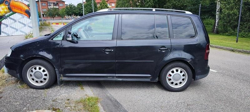 Svart Begagnad 2006 VW Touran Minibuss | 20 500 kr - Bild 1/4
