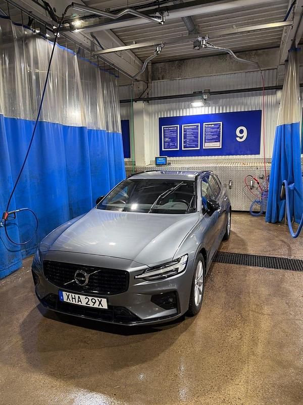 Begagnad Volvo V60 R-Design 163 HK (119 kW) 2021 Kombi