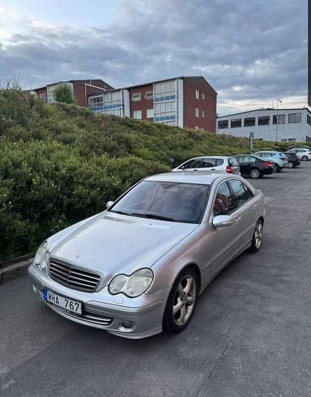Silver Begagnad 2005 Mercedes C180 Avantgarde Sedan | 25 000 kr (Marknadspris) - Bild 1/4