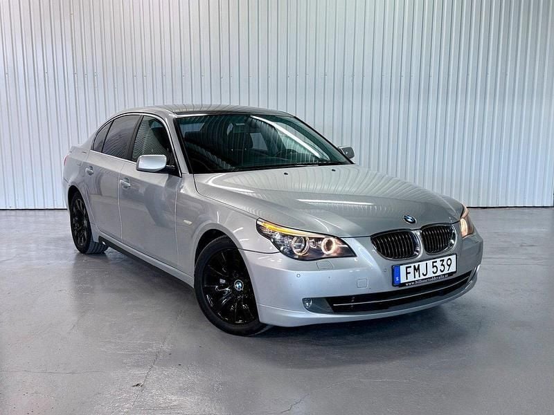 Ljusgrå (grå) Begagnad 2007 BMW 523 Sedan | 59 500 kr (Marknadspris) - Bild 1/4