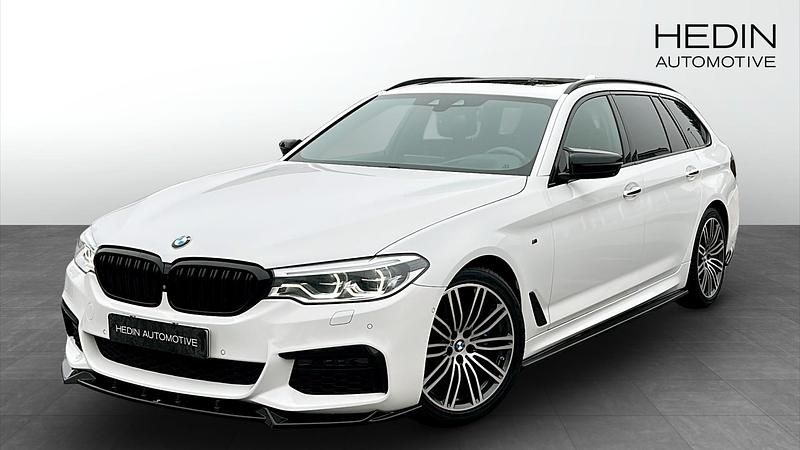 Vit (white) Begagnad 2018 BMW 530 M Sport Kombi | 288 700 kr (Marknadspris) - Bild 1/4