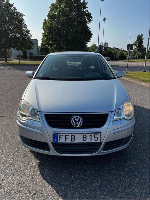 Silver Begagnad 2007 VW Polo Comfortline Halvkombi | 29 990 kr (Lite dyr) - Bild 1/4