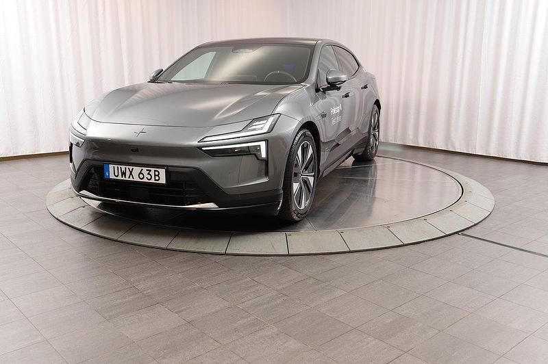 Mörkgrå (grå) Begagnad 2024 Polestar 4 Pilot SUV | 629 900 kr (Marknadspris) - Bild 1/4