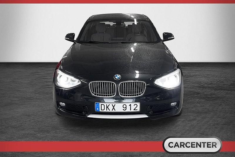 Begagnad BMW 118 Urban Line 143 HK (105 kW) 2012 Svart Halvkombi
