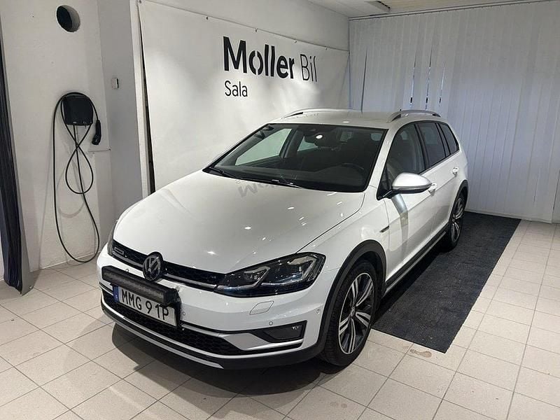 Vit (pure white) Begagnad 2020 VW Golf Alltrack Kombi | 239 000 kr (Marknadspris) - Bild 1/4
