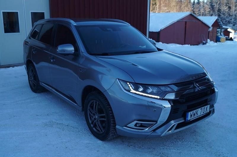 Grå Begagnad 2018 Mitsubishi Outlander P-HEV SUV | 199 000 kr (Marknadspris) - Bild 1/4