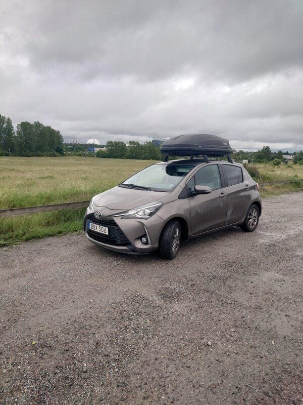 Grå Begagnad 2017 Toyota Yaris Active Halvkombi | 110 000 kr (Bra pris) - Bild 1/4
