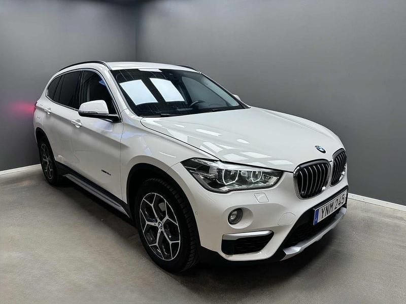 Vit Begagnad 2018 BMW X1 xLine SUV | 199 899 kr (Marknadspris) - Bild 1/4