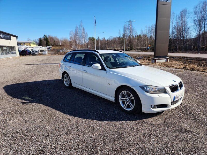 Vit Begagnad 2010 BMW 320 Comfort Edition Kombi | 75 000 kr (Marknadspris) - Bild 1/4