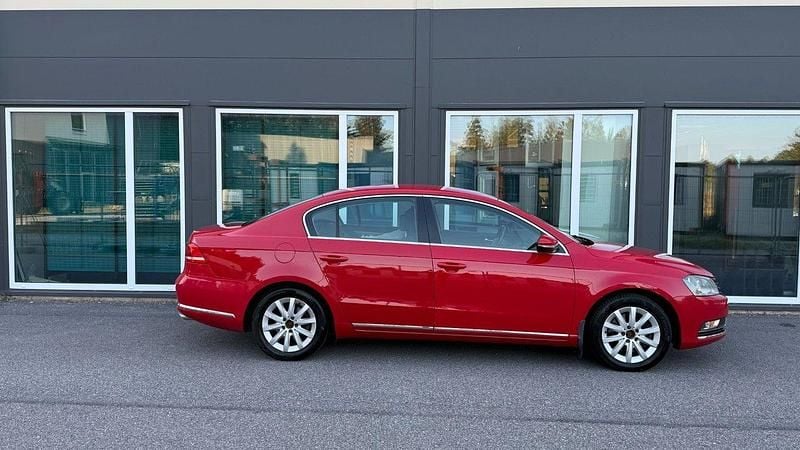 Röd Begagnad 2012 VW Passat GT Sedan | 89 400 kr (Marknadspris) - Bild 1/4
