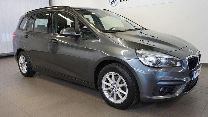 Grå Begagnad 2016 BMW 218 Gran Tourer Minibuss | 129 900 kr (Marknadspris) - Bild 1/4