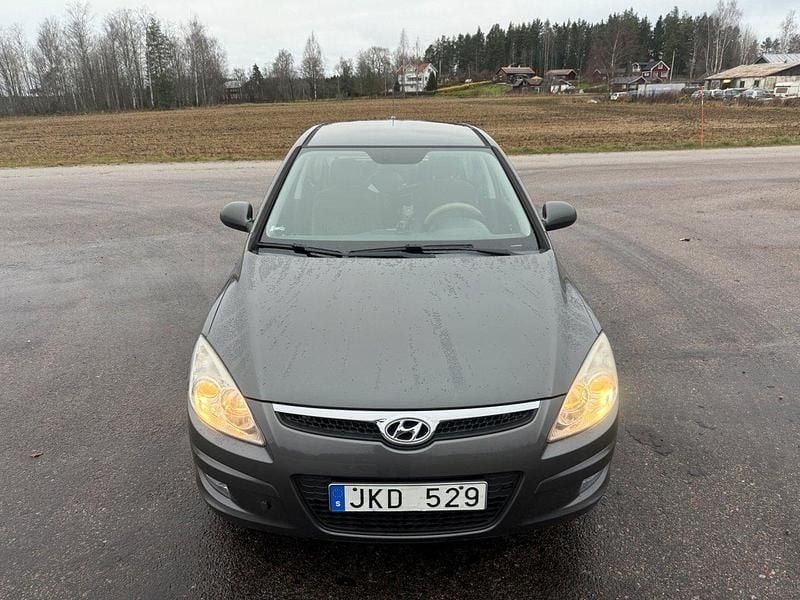 Grå Begagnad 2008 Hyundai i30 Halvkombi | 35 000 kr (Lite dyr) - Bild 1/4