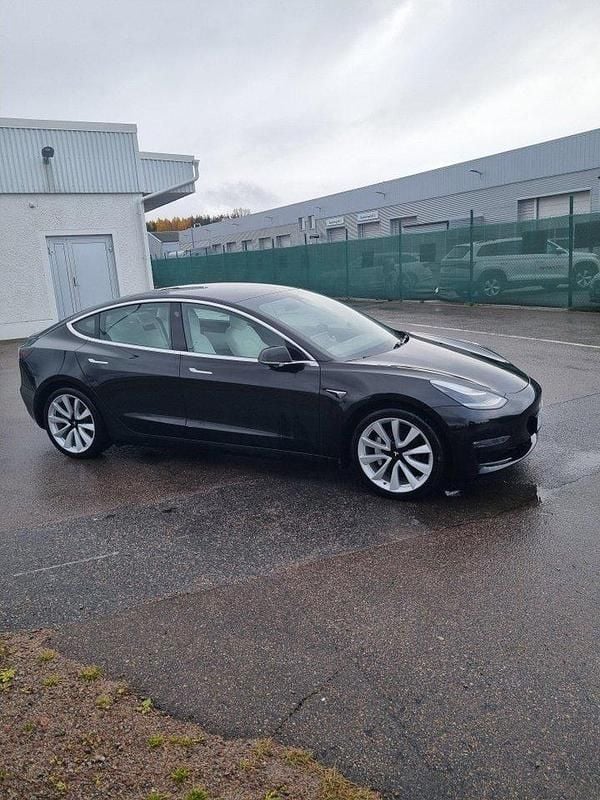 Svart Begagnad 2019 Tesla Model 3 Sedan | 250 000 kr (Marknadspris) - Bild 1/4