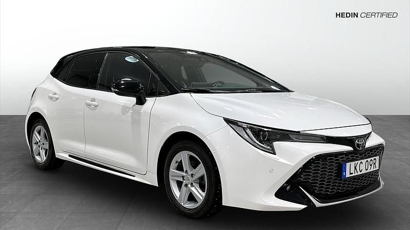 Vit Begagnad 2022 Toyota Corolla Halvkombi | 269 900 kr (Marknadspris) - Bild 1/4
