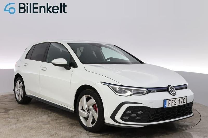Vit Begagnad 2020 VW Golf VIII GTE Halvkombi | 289 900 kr (Marknadspris) - Bild 1/4
