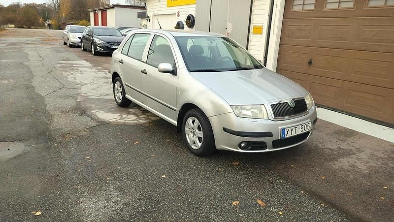 Silver Begagnad 2006 Skoda Fabia Halvkombi | 27 900 kr (Marknadspris) - Bild 1/4