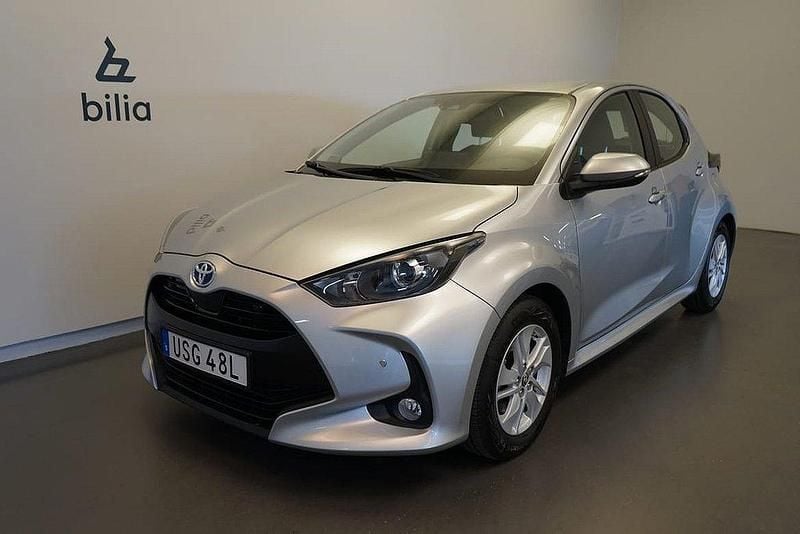 Silver Begagnad 2022 Toyota Yaris Hybrid Active Halvkombi | 199 500 kr (Marknadspris) - Bild 1/4