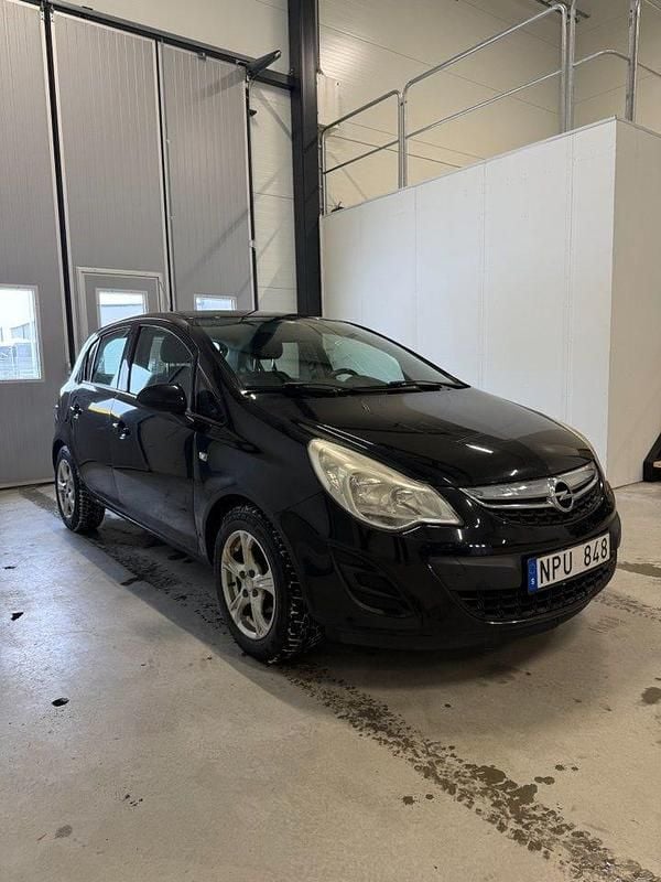 Begagnad Opel Corsa Enjoy 86 HK (63 kW) 2011 Svart Halvkombi