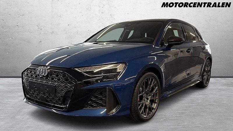 Blå Ny 2024 Audi RS3 Sportback Sport Halvkombi | 769 000 kr (Marknadspris) - Bild 1/4