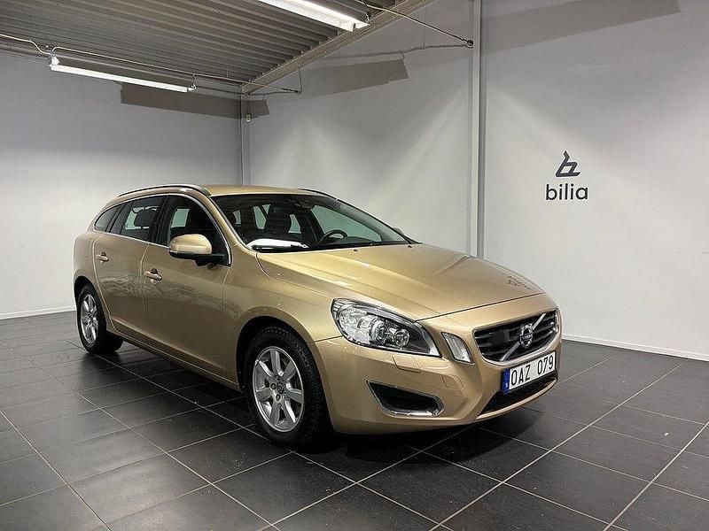 Ljusbrun Begagnad 2011 Volvo V60 Momentum Kombi | 124 500 kr (Marknadspris) - Bild 1/3
