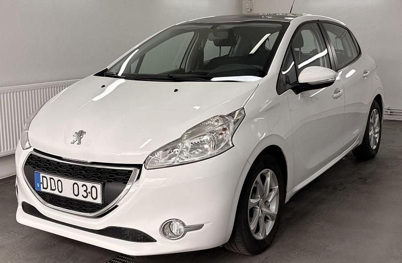 Vit Begagnad 2013 Peugeot 208 Halvkombi | 54 900 kr (Marknadspris) - Bild 1/4