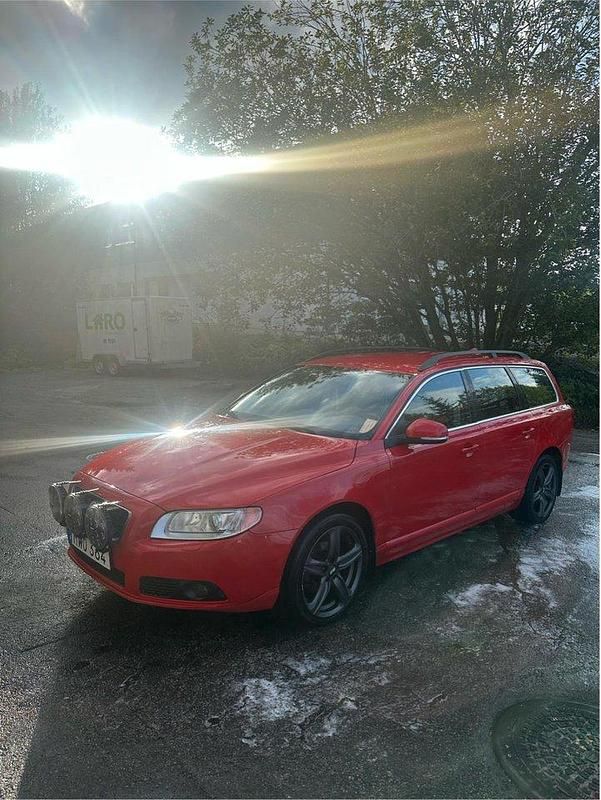 Röd Begagnad 2013 Volvo V70 Momentum Kombi | 70 000 kr (Superpris) - Bild 1/4