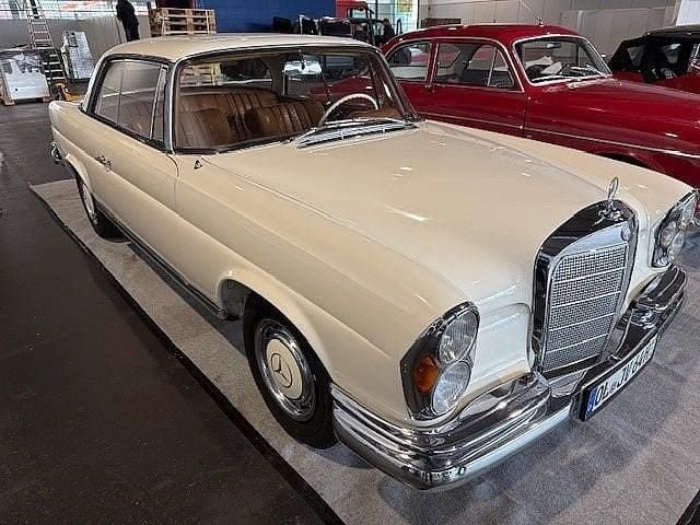 Begagnad Mercedes W111 SE 120 HK (88 kW) 1964 Vit Sportkupé